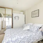 Urban Chic: Modern Flat East London Next To Canal