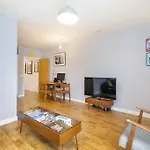 Urban Chic: Modern Flat East London Next To Canal