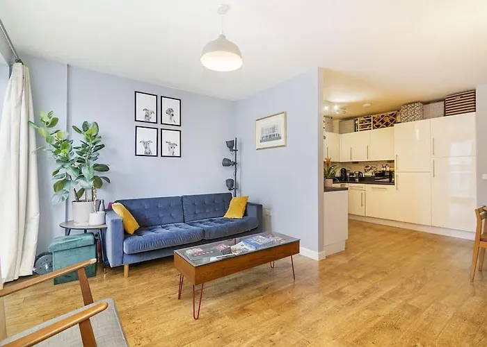 Urban Chic: Modern Flat East London Next To Canal