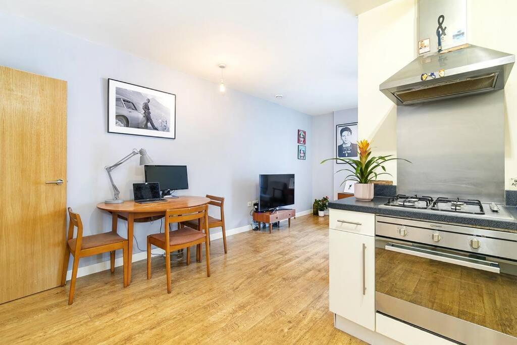 Urban Chic: Modern Flat East Next To Canal * Londra