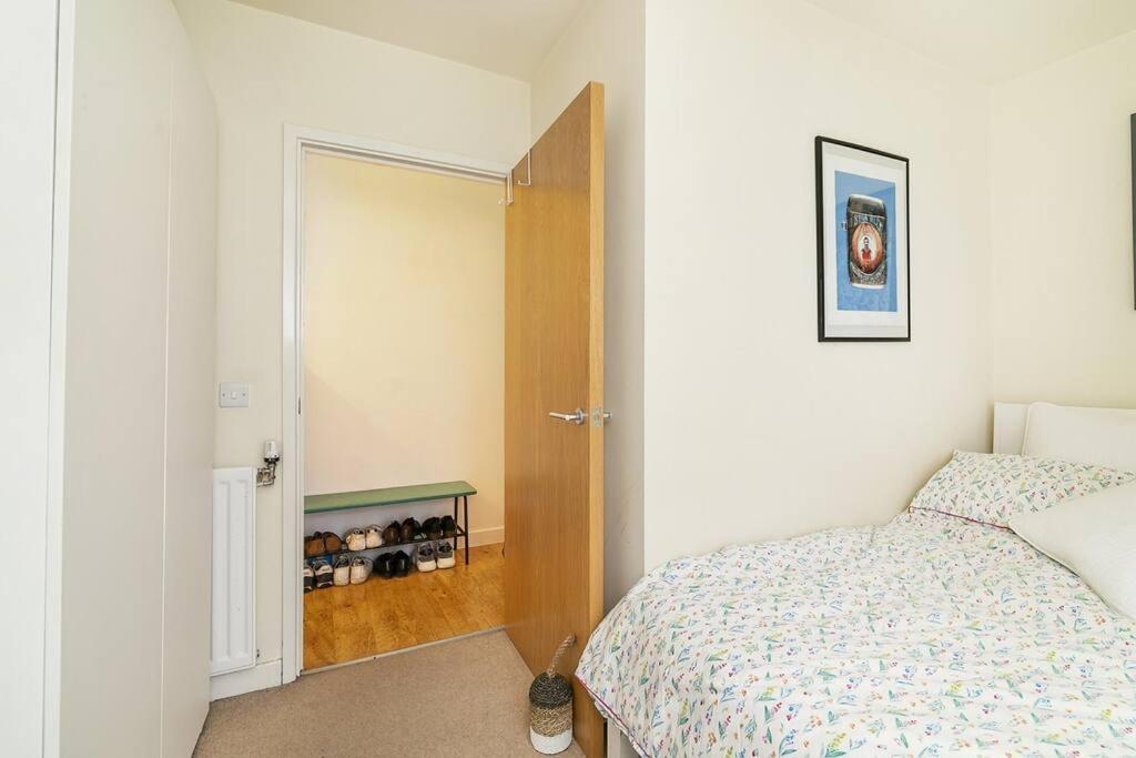 Urban Chic: Modern Flat East Next To Canal *