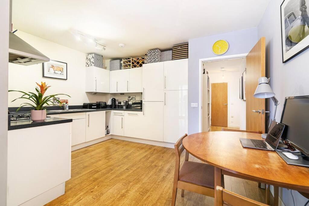 Urban Chic: Modern Flat East Next To Canal *